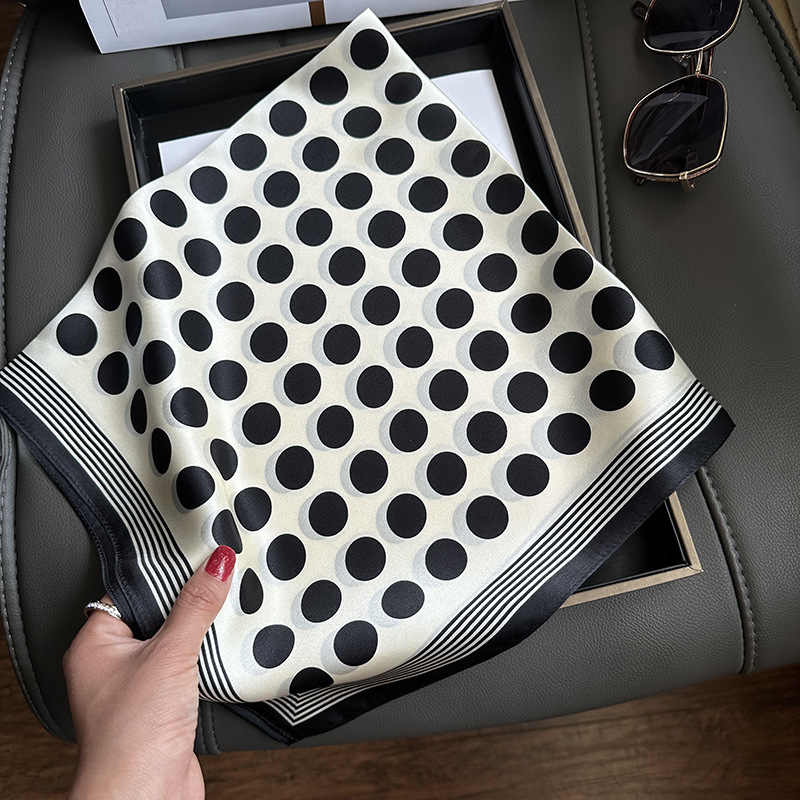 Pois Black Foulard (100% Zijde- 68cm)